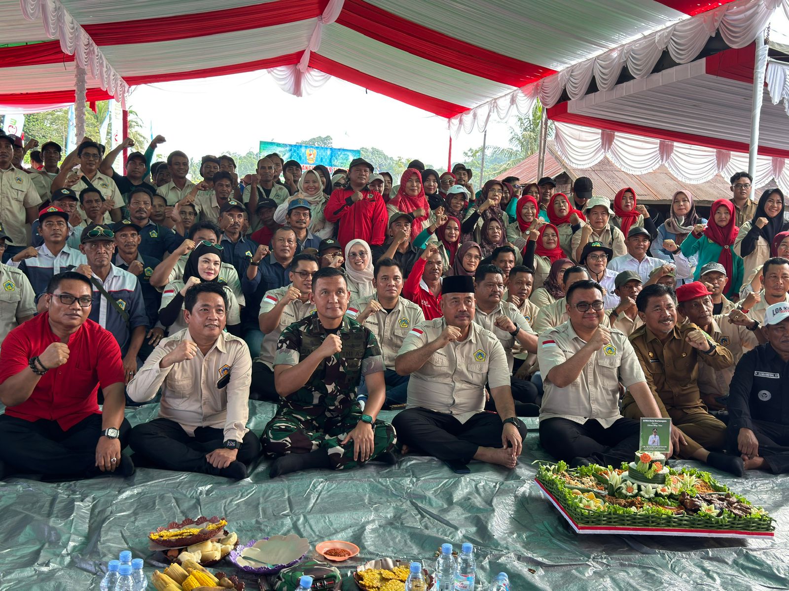 Bupati Kukar Aulia Rahman Basri bersama Ketua Umum KTNA Nasional Yadi Sofyan Noor, Ketua KTNA Kukar Edi Damansyah, dan Forkopimda berfoto dengan petani-usai pelantikan Ketua KTNA Kukar di Desa Sumber Sari, Senin (25/8/2025). Acara ini menandai persiapan Kukar sebagai tuan rumah Expo Rembuq KTNA Nasional September 2025.